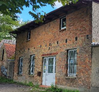 Wer möchte sich selbst verwirklichen oder liebt große Räume ? Ein  Stadthaus mit sonnigem Innenhof. Fußläufig in der Stadt, aber mit grünem Blick 