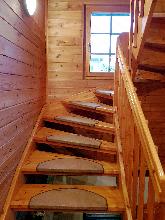 Massive Holztreppe in das DG