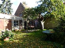 Scheune, Carports und Giebel und Wohnhaus