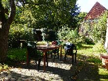 Sonniger Sitzplatz im vorderen Gartenbereich