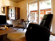 Blick vom Wohnzimmer zum Teepavillon