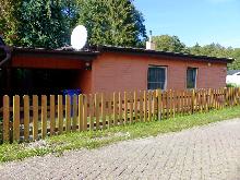 Straßenseite mit Carport