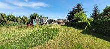 Blick vom hinteren Gartenbereich zur Straße