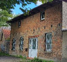 Wer möchte sich selbst verwirklichen oder liebt große Räume ? Ein  Stadthaus mit sonnigem Innenhof. Fußläufig in der Stadt, aber mit grünem Blick 